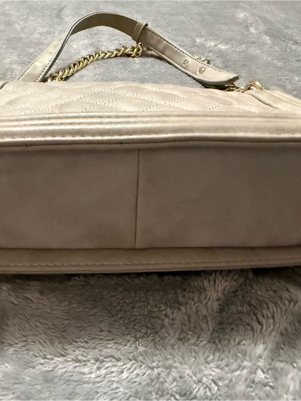 BCBG Quilted Shoulder Bag in Light Gray with Gold Chain - Picture 4 of 12